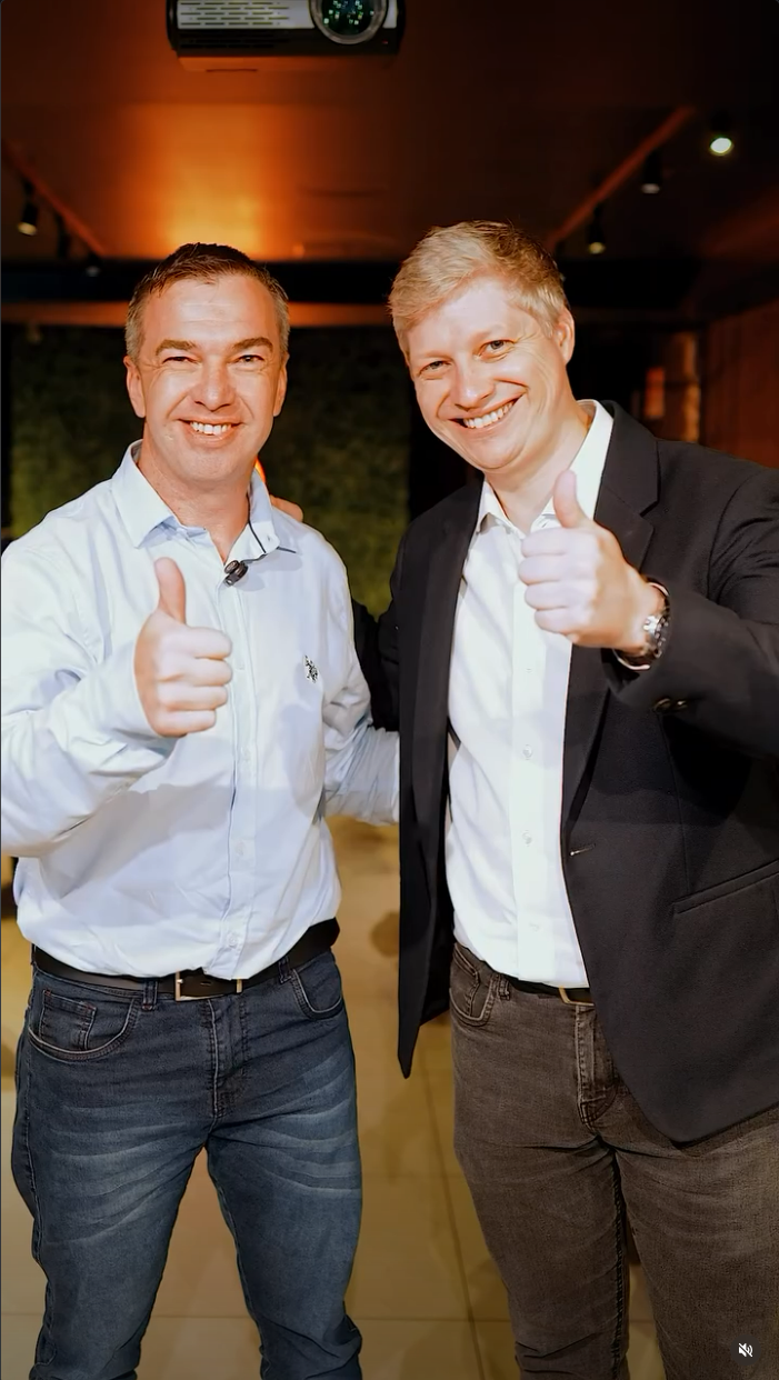 Martin Kalkmann ao lado de Marcel van Hattem durante uma agenda de campanha